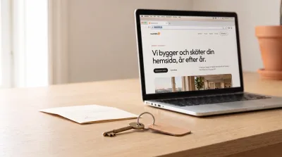 En nyckel med läderbricka och ett signerat papper på ett skrivbord, med dealwithit.se öppen på en laptop i bakgrunden