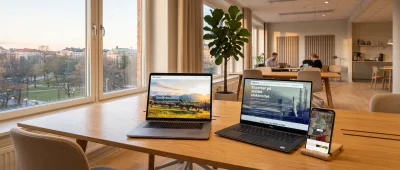 Kundsidor för Monopoli, Exolutions och Salig Studio på laptop och mobil i ett ljust kontor i Stockholm